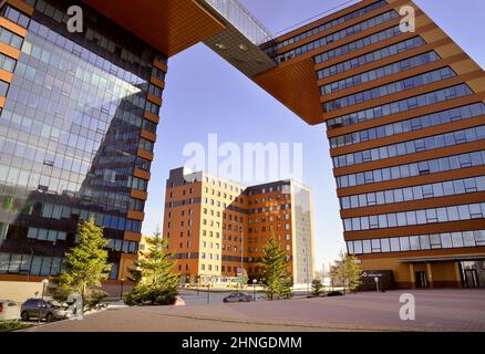 NOVOSIBIRSK, Sibérie, Russie-04.25.2021: Tours de l'Akadempark à Akademgorodok. Hauts bâtiments modernes du technopark avec une façade rouge dans le m Banque D'Images