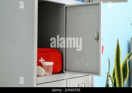 Bureau du médecin avec casier dans la clinique moderne Banque D'Images