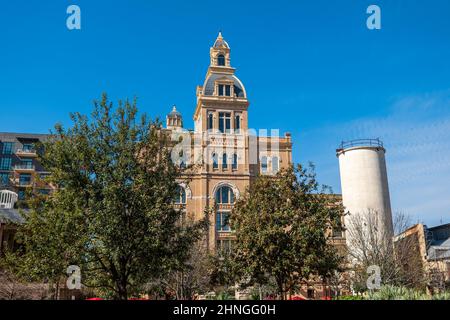 SAN ANTONIO, TX - 24 JANV. 2020: L'hôtel historique Emma est un hôtel de luxe moderne créé à partir d'un bâtiment d'usine très ancien sur la promenade au bord de la rivière dans le Hi Banque D'Images