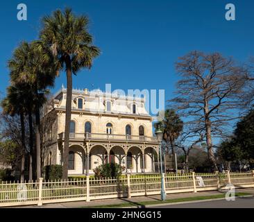 SAN ANTONIO, TX - 24 JANV. 2020: Belle vieille maison en calcaire dans le quartier du Roi William Hisoric par une journée ensoleillée, le musée Edward Steves Homestead i Banque D'Images