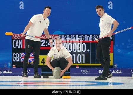 Hammy McMillan, de la Grande-Bretagne (à gauche), Bobby Lammie et Grant Hardie (à droite) en action contre le Canada pendant le treize jour des Jeux olympiques d'hiver de 2022 à Beijing au Centre national de la natation en Chine. Date de la photo : jeudi 17 février 2022. Banque D'Images