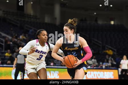 Chicago, Illinois, États-Unis. 16th févr. 2022. Marquette Golden Eagles avance Chloe Marotta (52) conduit au panier pendant le match de basket-ball de la grande conférence est de la NCAA entre DePaul vs Marquette à la région de Wintrust à Chicago, Illinois. Dean Reid/CSM/Alamy Live News Banque D'Images