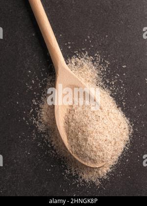 Feuilles de psyllium sur une cuillère en bois, régime alimentaire sain ou complément alimentaire concept Banque D'Images