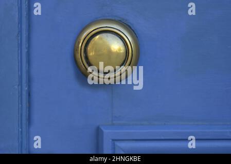 Porte d'entrée en bois bleu Egée avec un ancien bouton en laiton à Nafplio, Grèce. Banque D'Images