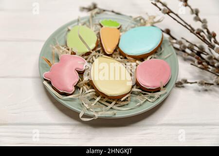 Délicieux petits gâteaux colorés sur une assiette sur fond blanc. Banque D'Images