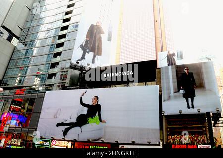 New York City, NY, États-Unis, le 16 février 2022. Kim Kardashian apparaît sur un panneau publicitaire de Balenciaga près de Times Square à New York City, NY, USA le 16 février 2022. Photo de Charles Guerin/ABACAPRESS.COM Banque D'Images