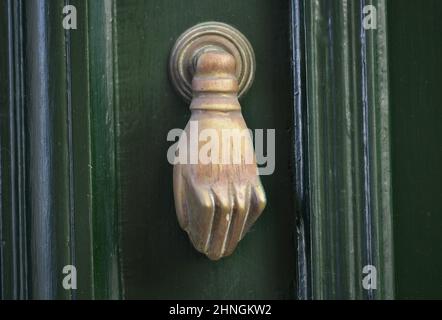 Ancienne maison néoclassique porte d'entrée en bois vert cyprès avec un ancien knoper en laiton à Nafplio, Grèce, Banque D'Images