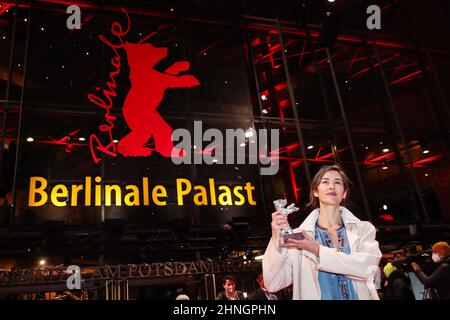 Berlin, Allemagne. 16th févr. 2022. Natalia Lopez Gallardo, réalisatrice et scénariste du film 'Robe of Gems', pose pour des photos après avoir reçu le prix du jury de l'ours d'argent lors du Festival International du film de Berlin 72nd à Berlin, capitale de l'Allemagne, le 16 février 2022. Credit: Shan Yuqi/Xinhua/Alay Live News Banque D'Images