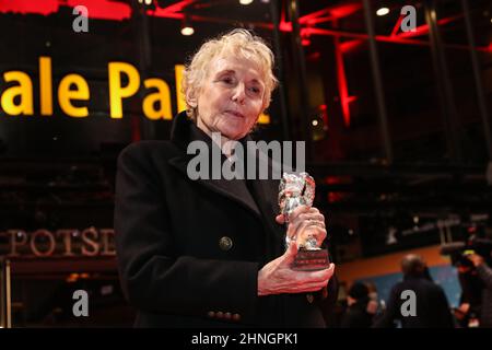 Berlin, Allemagne. 16th févr. 2022. Claire Denis, directrice du film « les deux côtés de la lame », pose pour des photos après avoir reçu l'ours d'argent pour le meilleur réalisateur lors du Festival International du film de Berlin 72nd à Berlin, capitale de l'Allemagne, le 16 février 2022. Credit: Shan Yuqi/Xinhua/Alay Live News Banque D'Images