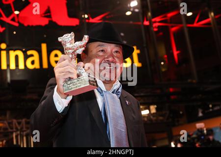 Berlin, Allemagne. 16th févr. 2022. Rithy Panh, réalisateur du film « tout va bien », pose pour des photos après avoir reçu l'ours d'argent pour une contribution artistique exceptionnelle lors du Festival International du film de Berlin 72nd à Berlin, capitale de l'Allemagne, le 16 février 2022. Credit: Shan Yuqi/Xinhua/Alay Live News Banque D'Images