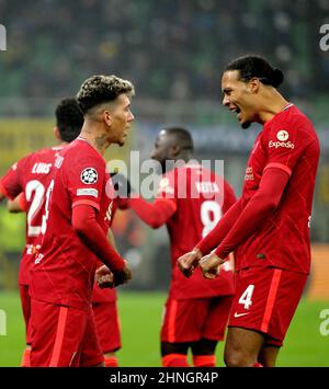 Milan. 16th févr. 2022. Roberto Firmino (L), de Liverpool, célèbre son but avec son coéquipier Virgile van Dijk lors du match de la Ligue des champions de l'UEFA de la première jambe de 16 entre le FC Inter et Liverpool à Milan, Italie, le 16 février 2022. Crédit: Alberto Lingria/Xinhua/Alay Live News Banque D'Images