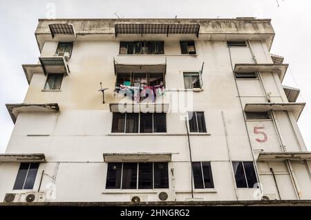 Marcher autour de Sandakan City dans une journée nuageuse. Banque D'Images