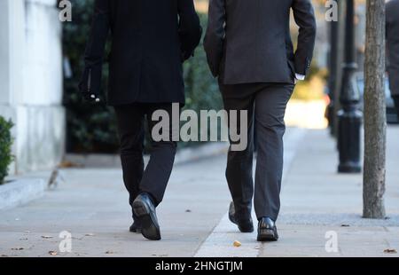 Photo du dossier datée du 29/11/16, d'hommes marchant près de la cathédrale Saint-Paul, Londres. En Angleterre, environ 14 000 hommes pourraient avoir un cancer de la prostate non diagnostiqué et avoir besoin d'un traitement d'urgence, a averti une association caritative. Date d'émission : jeudi 17 février 2022. Banque D'Images