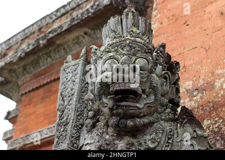 Statue devant l'entrée du temple Taman Ayun, Bali. Prise janvier 2022. Banque D'Images