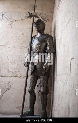 Armure médiévale ancienne avec une lance dans un château Banque D'Images