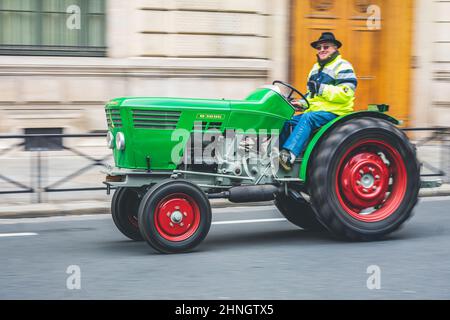 https://l450v.alamy.com/450vfr/2hngtx5/homme-age-conduisant-un-vieux-tracteur-vert-deutz-d3006-dans-la-ville-2hngtx5.jpg