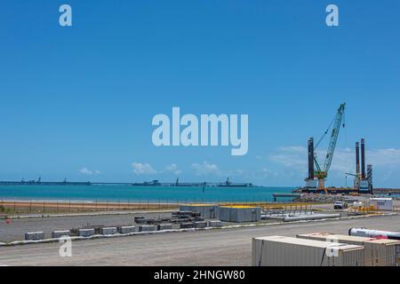 Plate-forme de conduite par pile sur la plage de Hay point, dans le nouveau port adjacent à l'installation de chargement du charbon Banque D'Images