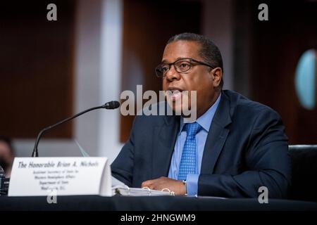 Brian A. Nichols, secrétaire d'État adjoint aux Affaires de l'hémisphère occidental, comparaît devant une audience du Comité sénatorial des relations étrangères pour examiner la revitalisation des relations entre les États-Unis et la Colombie dans l'édifice Dirksen du Bureau du Sénat à Washington, DC, États-Unis, le mercredi 16 février, 2022. Photo de Rod Lamkey/CNP/ABACAPRESS.COM Banque D'Images