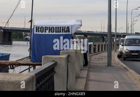 Saint-Pétersbourg, Russie - 25 mai 2021 : tente à poissons avec inscription en russe « Smelt » au lieu de pêche sur la rivière Neva Banque D'Images