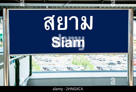 Connectez-vous en anglais et en thaï à une plate-forme de train sur le train aérien BTS de Bangkok Banque D'Images
