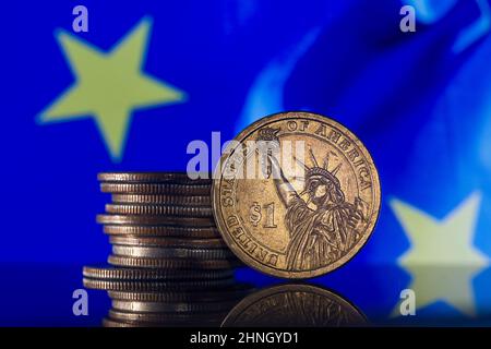 Pièce EN dollar AMÉRICAIN drapeau de l'Union européenne arrière-plan pile de pièces Banque D'Images