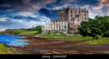 Château de Dunvegan, siège du clan écossais McLeod, Dunvegan, Isle of Skye, Hébrides intérieures, Loch Dunvegan, Ecosse, Royaume-Uni Banque D'Images