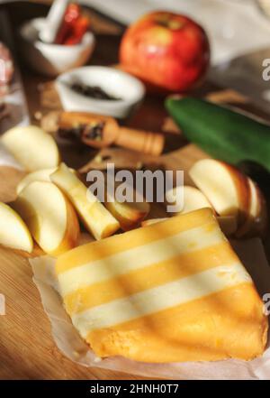 Salami Peppercprn avec cinq fromages anglais en couches dans une cuisine rustique avec éclairage naturel Banque D'Images