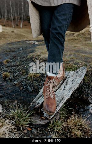 pieds de femme en bottes sur panneau de bois court vue sur la nature Banque D'Images