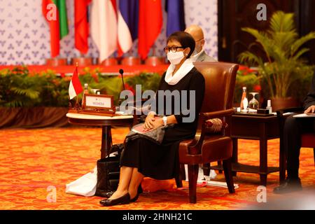 Phnom Penh, Cambodge. 17th févr. 2022. Le ministre indonésien des Affaires étrangères Retno Marsudi assiste à la réunion des ministres des Affaires étrangères de l'ANASE (retraite de l'AMM) à Phnom Penh, au Cambodge, le 17 février 2022. La réunion a débuté jeudi dans un format hybride pour discuter de questions telles que la pandémie COVID-19, la reprise économique inclusive et les relations avec les partenaires du dialogue. Credit: Sovannara/Xinhua/Alay Live News Banque D'Images