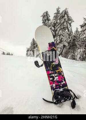 le surf des neiges sort de la station de ski Banque D'Images