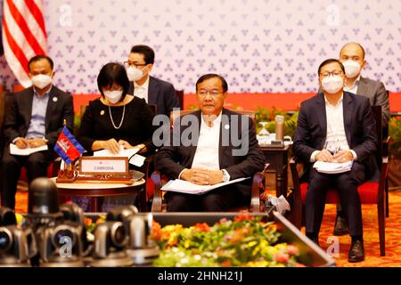 Phnom Penh, Cambodge. 17th févr. 2022. Le vice-premier ministre et ministre des Affaires étrangères cambodgien Prak Sokhann assiste à la réunion des ministres des Affaires étrangères de l'ANASE (AMM Retreat) à Phnom Penh, au Cambodge, le 17 février 2022. La réunion a débuté jeudi dans un format hybride pour discuter de questions telles que la pandémie COVID-19, la reprise économique inclusive et les relations avec les partenaires du dialogue. Credit: Sovannara/Xinhua/Alay Live News Banque D'Images