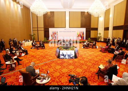 Phnom Penh, Cambodge. 17th févr. 2022. Les ministres des affaires étrangères de l'ANASE assistent à la réunion des ministres des affaires étrangères de l'ANASE (AMM Retreat) à Phnom Penh, au Cambodge, le 17 février 2022. La réunion a débuté jeudi dans un format hybride pour discuter de questions telles que la pandémie COVID-19, la reprise économique inclusive et les relations avec les partenaires du dialogue. Credit: Sovannara/Xinhua/Alay Live News Banque D'Images