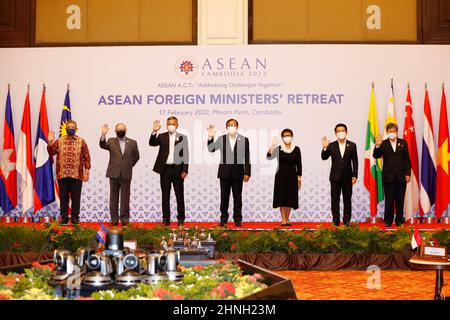 Phnom Penh, Cambodge. 17th févr. 2022. Les ministres des Affaires étrangères de l'ANASE posent pour une photo de groupe lors de la réunion des ministres des Affaires étrangères de l'ANASE (AMM Retreat) à Phnom Penh, au Cambodge, le 17 février 2022. La réunion a débuté jeudi dans un format hybride pour discuter de questions telles que la pandémie COVID-19, la reprise économique inclusive et les relations avec les partenaires du dialogue. Credit: Sovannara/Xinhua/Alay Live News Banque D'Images