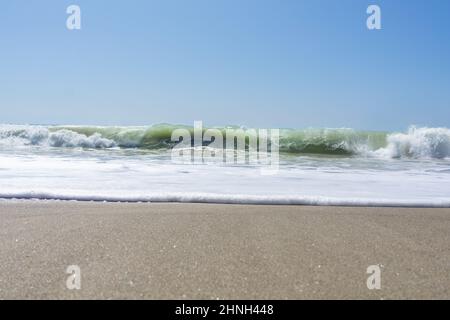 Tokomaru Bay Beach avec des vagues de surf s'écrasant sur la plage, Nouvelle-Zélande. Banque D'Images
