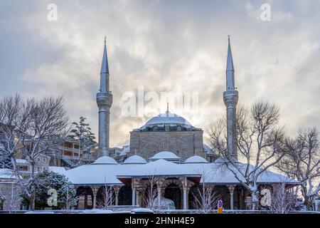 Vue de face de la mosquée Mihrimah Sultan le jour d'hiver recouverte de neige. La mosquée Mihrimah Sultan est une mosquée ottomane située dans le centre historique de Th Banque D'Images