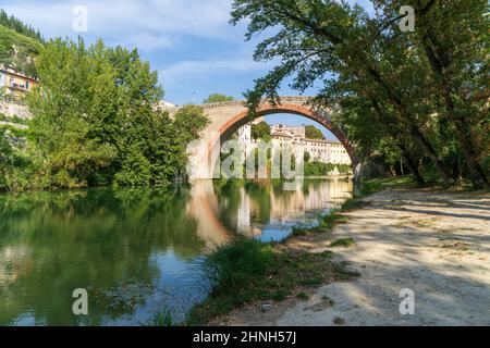 Pont de la Concorde, fleuve Metauro, Fossombrone, Marche, Italie, Europe Banque D'Images