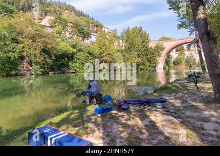 Pont de la Concorde, rivière Metauro, pêcheurs, Fossombrone, Marche, Italie, Europe Banque D'Images