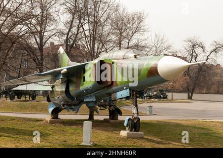 Avion MIG-23 UB entraînement chasseur de combat exposé au Musée national d'histoire militaire en plein air de Sofia, Bulgarie Banque D'Images