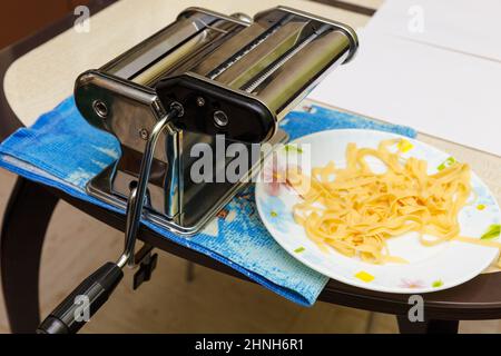 Faire des nouilles avec la machine à pâtes à la maison Banque D'Images