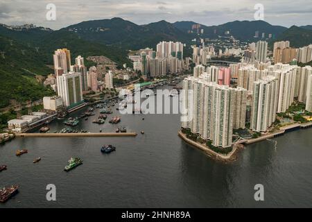 Vol en hélicoptère montrant Aberdeen, le port d'Aberdeen et l'abri du typhon, et South Horizons sur AP Lei Chau, île de Hong Kong, 2008 Banque D'Images