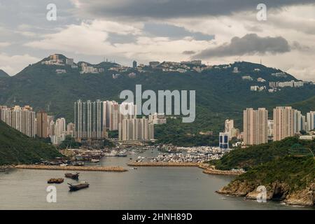 Aérien de l'hélicoptère montrant l'entrée sud du port d'Aberdeen et de l'abri du typhon, et maisons sur le Peak, île de Hong Kong, 2008 Banque D'Images