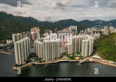 Hélicoptère aérien montrant les propriétés de maisons en hauteur d'Aberdeen et d'AP Lei Chau, île de Hong Kong, 2008 Banque D'Images