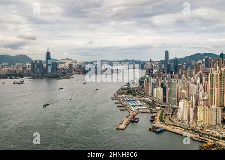 Antenne montrant le développement en hauteur de Kennedy Town, Shek Tong Tsui, et Central sur l'île de Hong Kong, et Kowloon dans le port de Victoria, 2008 Banque D'Images