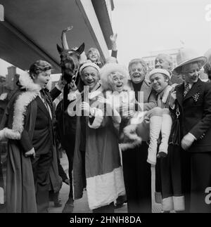 Photo de dossier datée du 12/12/1973 des artistes devant apparaître sur ITV à Noël ont été réunis pour une fête au New London Theatre. (De gauche à droite) Benny Hill, The Horse Black Beauty, Sid James, Tony Maiden, Barbara Windsor, Danny la rue, Jack Smethurst, Hughie Green et Babs des Soeurs Beverely. La star de l'amour de ton voisin Jack Smethurst est morte à l'âge de 89 ans. Date d'émission : jeudi 17 février 2022. Banque D'Images