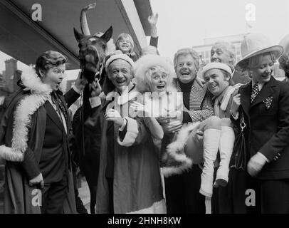 Photo de dossier datée du 12/12/1973 des artistes devant apparaître sur ITV à Noël ont été réunis pour une fête au New London Theatre. (De gauche à droite) Benny Hill, The Horse Black Beauty, Sid James, Tony Maiden, Barbara Windsor, Danny la rue, Jack Smethurst, Hughie Green et Babs des Soeurs Beverely. La star de l'amour de ton voisin Jack Smethurst est morte à l'âge de 89 ans. Date d'émission : jeudi 17 février 2022. Banque D'Images