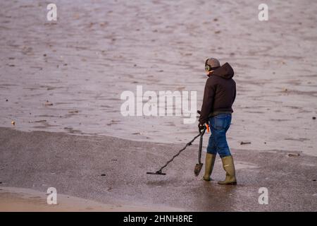 Détect. Métal sur la plage de Southport, Merseyside. Météo Royaume-Uni 17 février 2022. Le matin hiverne ensoleillé dans la station du nord-ouest. De nombreuses plages, même celles qui ont pu sembler fouillées, produiront des pièces de monnaie et des bijoux après une tempête. Le meilleur moment pour effectuer une recherche est après les tempêtes lorsque de nouvelles expositions peuvent se produire. Storm Eunice: 'Stay Indoor' alerte que 100mph rafales ont mis à causer le chaos ... Le bureau met a émis un avertissement « intérieur » pour l'Angleterre et le pays de Galles. Crédit : MediaWorldImages/AlamyLiveNews Banque D'Images