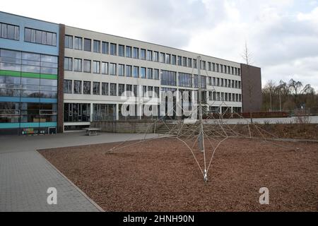 Bielefeld, Allemagne. 17th févr. 2022. Vue sur la cour d'école vide du Max-Planck-Gymnasium. Comme en Rhénanie-du-Nord-Westphalie, les étudiants de plusieurs régions de Basse-Saxe et de Bavière ont également été autorisés à rester à la maison jeudi en raison des dangers météorologiques posés par la tempête Ylenia. Credit: Friso Gentsch/dpa/Alay Live News Banque D'Images