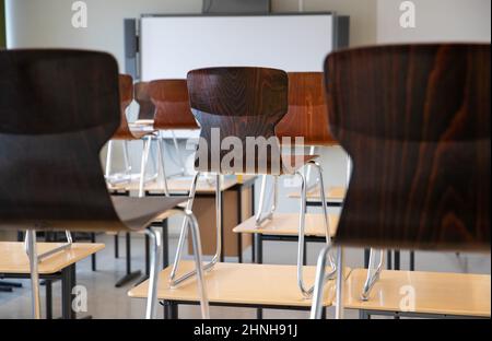 Bielefeld, Allemagne. 17th févr. 2022. Des chaises sont disposées sur les bureaux d'une salle de classe au Max-Planck-Gymnasium. Comme en Rhénanie-du-Nord-Westphalie, les étudiants de plusieurs régions de Basse-Saxe et de Bavière ont également été autorisés à rester à la maison jeudi en raison des dangers météorologiques posés par la tempête Ylenia. Credit: Friso Gentsch/dpa/Alay Live News Banque D'Images