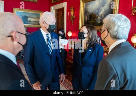 États-Unis. 18th novembre 2021. Le président Joe Biden s'entretient avec le vice-président Kamala Harris, le procureur général des États-Unis Merrick Garland et le secrétaire de la sécurité intérieure Alejandro Mayorkas dans la salle rouge de la Maison Blanche, le jeudi 18 novembre 2021, avant de signer la loi sur les conseils de la COPS, La loi de 2021 sur la protection des premiers intervenants en Amérique et la loi de sur la protection des officiers fédéraux et des employés de Jaime Zapata et Victor Avila lors d'un événement dans la salle à manger de l'État. Credit: White House/ZUMA Press Wire Service/ZUMAPRESS.com/Alamy Live News Banque D'Images