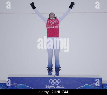 Zhangjiakou, Chine. 17th févr. 2022. Sandra Naeslund, médaillée d'or de Suède, se tient sur le podium après la finale de la Croix de ski acrobatique féminine aux Jeux olympiques d'hiver de Pékin de 2022 à Zhangjiakou, en Chine, le jeudi 17 février 2022. Marielle Thompson, du Canada, a remporté la médaille d'argent et Daniela Maier, de l'Allemagne, la médaille de bronze. Photo de Bob Strong/UPI crédit: UPI/Alay Live News Banque D'Images